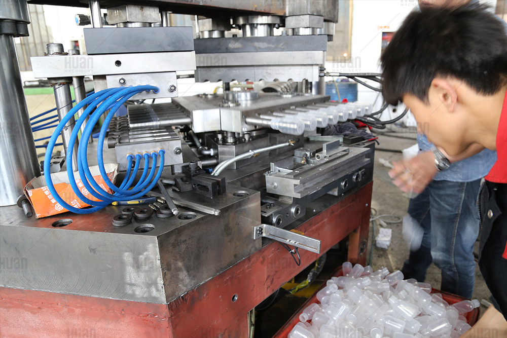 中国塑料化妆品罐注射吹塑机LED灯盖注入吹塑机